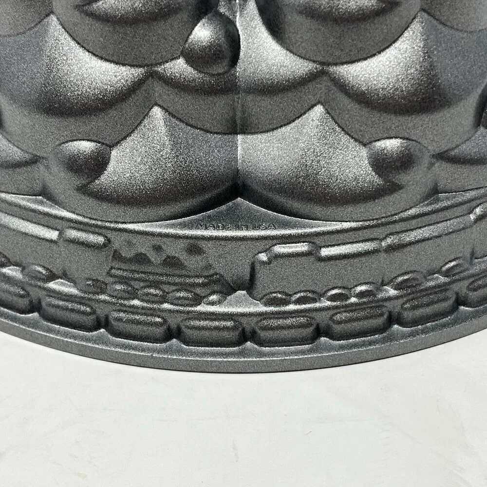 Nordic Ware Holiday Tree Bundt Cake Pan 10 cups cast aluminum EUC